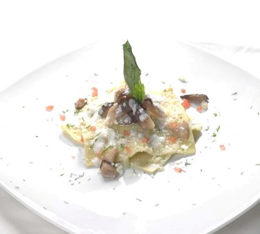 Ravioli con ripieno di Taleggio,porcini e olio al tartufo